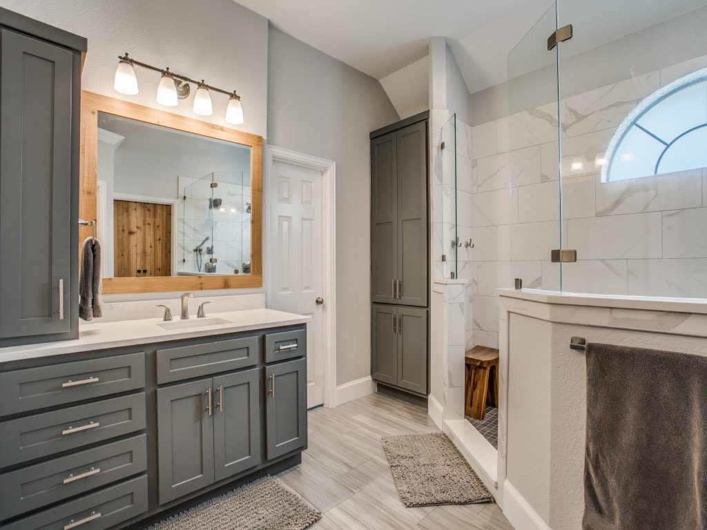 Modern bathroom in Frisco, TX with stylish porcelain tiles for walls and floors